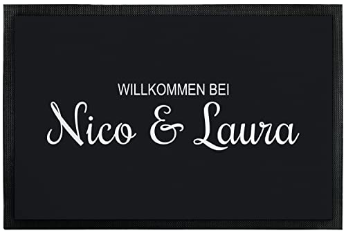 Fußmatte personalisiert Willkommen bei Wunschname - rutschfester Fussabtreter Außen & Innen - Personalisierung mit Wunsch-Namen - Schmutzfangmatte - individuelles Geschenk (50 x 35 cm, Schwarz) von True Statements