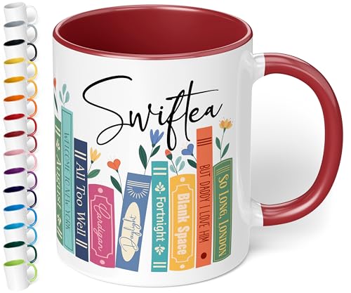 Geschenk für Musik-Fans: Kaffeetasse Bücherregal mit Best of Albums „Swiftea“ – Geschenkidee für Sänger- & Musikliebhaber - Keramik, ca. 330ml, Bordeaux von True Statements