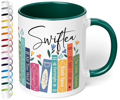 Geschenk für Musik-Fans: Kaffeetasse Bücherregal mit Best of Albums „Swiftea“ – Geschenkidee für Sänger- & Musikliebhaber - Keramik, ca. 330ml, Dunkelgrün Geschenk für Musik-Fans: Kaffeetasse Bücherregal mit Best of Albums „Swiftea“ – Geschenkidee für Sänger- & Musikliebhaber - Keramik, ca. 330ml, Dunkelgrün von True Statements