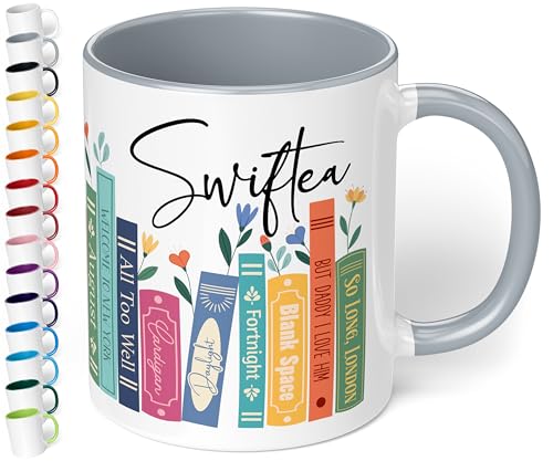 Geschenk für Musik-Fans: Kaffeetasse Bücherregal mit Best of Albums „Swiftea“ – Geschenkidee für Sänger- & Musikliebhaber - Keramik, ca. 330ml, Grau von True Statements