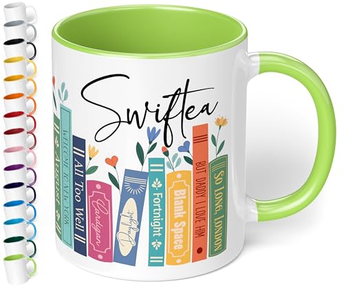 Geschenk für Musik-Fans: Kaffeetasse Bücherregal mit Best of Albums „Swiftea“ – Geschenkidee für Sänger- & Musikliebhaber - Keramik, ca. 330ml, Hellgrün Geschenk für Musik-Fans: Kaffeetasse Bücherregal mit Best of Albums „Swiftea“ – Geschenkidee für Sänger- & Musikliebhaber - Keramik, ca. 330ml, Hellgrün von True Statements