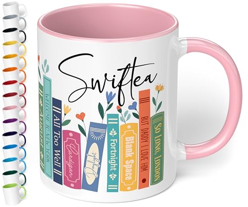 Geschenk für Musik-Fans: Kaffeetasse Bücherregal mit Best of Albums „Swiftea“ – Geschenkidee für Sänger- & Musikliebhaber - Keramik, ca. 330ml, Rosa Geschenk für Musik-Fans: Kaffeetasse Bücherregal mit Best of Albums „Swiftea“ – Geschenkidee für Sänger- & Musikliebhaber - Keramik, ca. 330ml, Rosa von True Statements