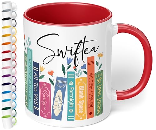 Geschenk für Musik-Fans: Kaffeetasse Bücherregal mit Best of Albums „Swiftea“ – Geschenkidee für Sänger- & Musikliebhaber - Keramik, ca. 330ml, Rot Geschenk für Musik-Fans: Kaffeetasse Bücherregal mit Best of Albums „Swiftea“ – Geschenkidee für Sänger- & Musikliebhaber - Keramik, ca. 330ml, Rot von True Statements