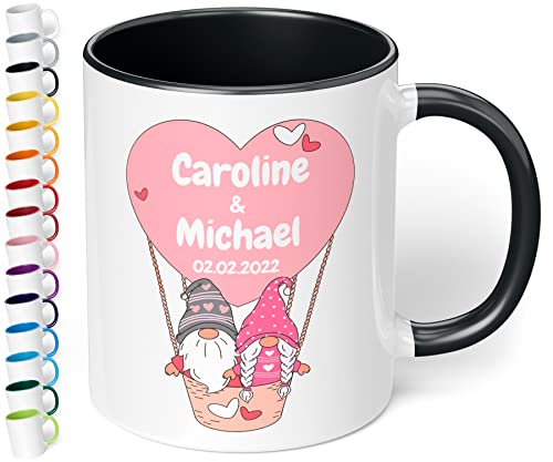 Geschenk zum Valentinstag für sie & ihn: Tasse personalisiert mit Namen und Datum – Wichtel im Heißluftballon – Liebesgeschenke Männer & Frauen Valentine’s day Jahrestag Hochzeitstag (Schwarz) von True Statements