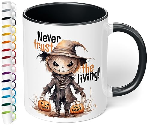 Halloween Kaffee-Tasse „Never trust the living!“ – ca. 330ml – mit Vogelscheuche-Motiv - Kaffeetasse mit Spruch, Kaffeebecher als gruseliges Geschenk Halloweenparty (Schwarz) von True Statements