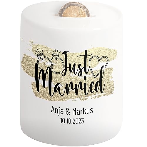 Hochzeitsgeschenke für Brautpaar personalisiert – Spardose „Just Married“ mit Namen und Datum - Verpackung Geldgeschenk Hochzeitsreise Hochzeit Geld-Geschenk - Hochzeitstag - modernes Sparschwein von True Statements