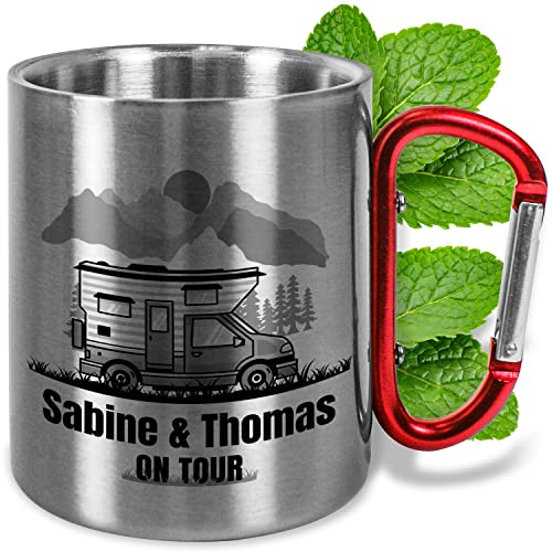 Karabiner Edelstahl-Tasse personalisiert „WUNSCHNAMEN ON TOUR“ – ca. 330ml - Metallbecher mit Namen – Outdoor Geschenk für Männer & Frauen Vatertag Weihnachten (Wohnwagen, Griff Rot) von True Statements