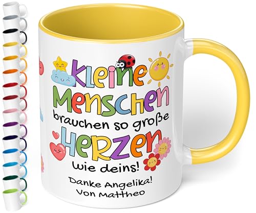 Kita Abschiedsgeschenk für Erzieher: Keramiktasse personalisiert mit Wunschtext „Kleine Menschen brauchen so große Herzen wie deins!“ - Dankeschön Kindergarten Krippe, 330ml (Hellgelb) von True Statements