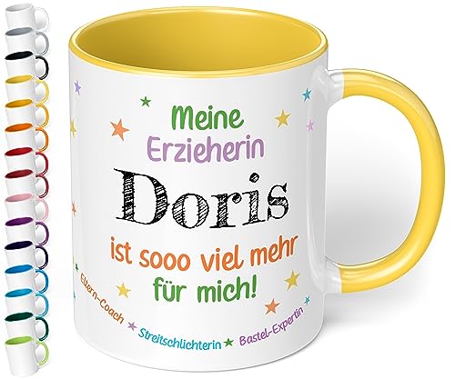 Kita Abschiedsgeschenk für Erzieherin: Tasse personalisiert mit Namen „Meine Erzieherin WUNSCHNAME ist soo viel mehr“ - Dankeschön Geschenk - Kaffeetasse für Krippe, Kindergarten (Hellgelb) von True Statements