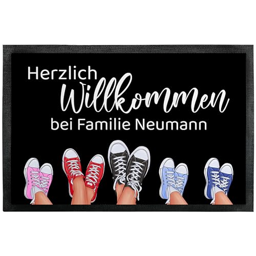 Bedruckte Fußmatte „Herzlich willkommen“ personalisiert mit Wunschtext und bis zu 5 Sneakers - für Innen & Außen - Geschenk Einzug Einweihung Weihnachten Geburtstag (50 x 35 cm) von True Statements