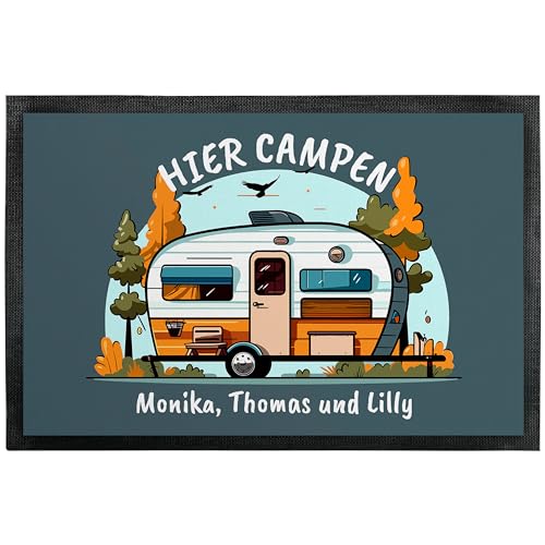 True Statements Camping Fußmatte „Hier CAMPEN“ personalisiert mit Wunschtext - für Innen & Außen - Geschenk für Campingfans Familien Reisen Camping-Freunde Geburtstag (35 x 50 cm) von True Statements