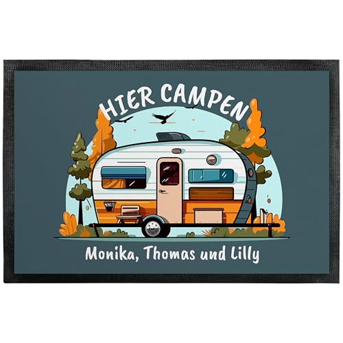 True Statements Camping Fußmatte „Hier CAMPEN“ personalisiert mit Wunschtext - für Innen & Außen - Geschenk für Campingfans Familien Reisen Camping-Freunde Geburtstag (35 x 50 cm) von True Statements