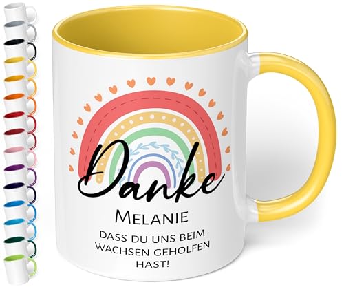 True Statements Dankeschön Abschieds-Geschenk für Erzieherin: Keramik-Tasse personalisiert „Danke WUNSCHNAME Dass du uns beim Wachsen geholfen hast!“ - Regenbogen, 330ml (Hellgelb) von True Statements