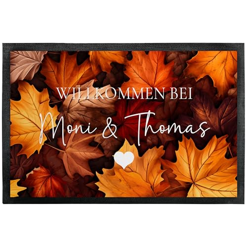 True Statements Deko-Fußmatte „Willkommen bei“ - personalisiert mit Wunschtext - Herbst-Deko „Goldener Herbst“ Türmatte als Geschenk zum Einzug für innen und außen – dünn, rutschfest, 105 x 70 cm von True Statements