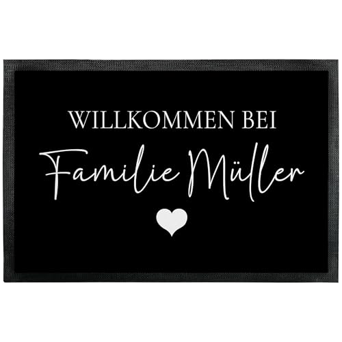 True Statements Fußmatte „Willkommen bei“ - personalisiert mit Familien-Namen oder Wunschtext - lustige Deko Türmatte als Geschenk zum Einzug für innen und außen – dünn, rutschfest, 75 x 50 cm von True Statements