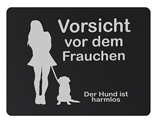 True Statements Fussmatte Vorsicht vor dem Frauchen - Hund ist harmlos - Schmutzfang-Matte mit Spruch - Größe 40x60cm, rutschfest, 6mm dick, waschbar Hintergrund Schwarz von True Statements