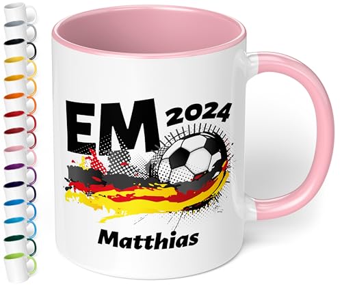 True Statements Geschenk passend zur Fußball-Europameisterschaft: Keramik-Tasse „EM 2024“ personalisiert – Kaffeebecher 330ml, Keramik (Rosa) von True Statements