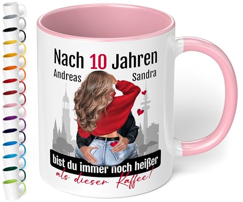 True Statements Jahrestag Geschenk für sie & ihn: Keramik-Tasse „Nach X Jahren bist du immer noch heißer“– 330ml - personalisiert mit Jahreszahl, Namen & Aussehen Kaffeebecher Hochzeitstag (Rosa) von True Statements