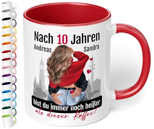 True Statements Jahrestag Geschenk für sie & ihn: Keramik-Tasse „Nach X Jahren bist du immer noch heißer“– 330ml - personalisiert mit Jahreszahl, Namen & Aussehen Kaffeebecher Hochzeitstag (Rot) von True Statements