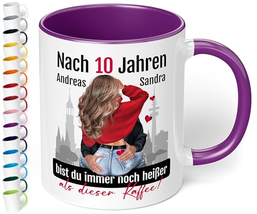 True Statements Jahrestag Geschenk für sie & ihn: Keramik-Tasse „Nach X Jahren bist du immer noch heißer“– 330ml - personalisiert mit Jahreszahl, Namen & Aussehen Kaffeebecher Hochzeitstag (Violett) von True Statements