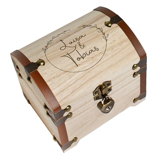 True Statements Personalisierte Schatztruhe mit Gravur & Schloss – Hochzeitsgeschenk für Brautpaar – Geldgeschenk Verpackung Hochzeit – Erinnerungsbox Schatzkiste - Holz, 14,5x11,5x13 cm True Statements Personalisierte Schatztruhe mit Gravur & Schloss – Hochzeitsgeschenk für Brautpaar – Geldgeschenk Verpackung Hochzeit – Erinnerungsbox Schatzkiste - Holz, 14,5x11,5x13 cm von True Statements