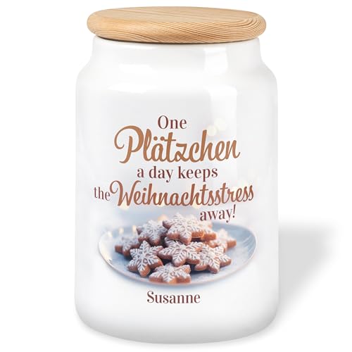 True Statements Schöne Keksdose personalisiert „One Plätzchen a day keeps the Weihnachtsstress away“ – 650ml Keramik-Dose mit Holzdeckel - Geschenk zu Weihnachten & Wichteln von True Statements