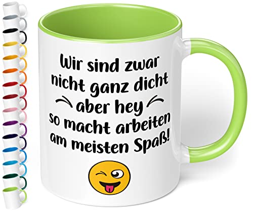 True Statements Tasse Wir sind zwar nicht ganz dicht aber hey - Büro Kaffeetasse mit Spruch für Kollegen - beidseitig bedruckt - spülmaschinenfest, innen hellgruen von True Statements