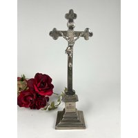 Silberfarbenes Standkreuz Aus Metall Sterbekreuz Mit Jesus-Figur Kruzifix Jesus Christus Religiöse Statue Am Kreuz Vtg Silberfarbenes Standkreuz Aus Metall Sterbekreuz Mit Jesus-Figur Kruzifix Jesus Christus Religiöse Statue Am Kreuz Vtg von TrueRose1979