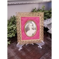 Cameo Creation "Lady Dower" Verzierter Vintage Goldrahmen Mädchen Mit Genähtem Satin von TrueVintageBliss