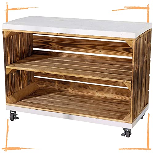 Truhenking Regal aus einer geflammten Holzkiste mit Mittelbrett und Bohlenbrett in Weiß, auf Rollen 51x68x31cm Obstkisten Weinkisten von Truhenking