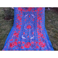 Blaue Suzani Tagesdecke, Große Bettdecke, Handgemachte Tischdecke, Blau Rote Bettüberwurf, Vogel Figur Suzani, Vintage Bettdecke von Truvarugshop