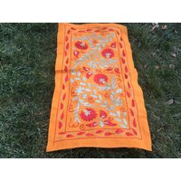 Kleine Suzani, Orange Suzani Tischdecke, Handgemachte Wandbehang, Vintage Rechteck Wand Dekor, Florale Tischdecke 1'6"x2'8"Ft von Truvarugshop