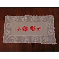 Handarbeit Gehäkelte Weiße Tischdecke Mit Gestickten Rosen Häkeln Tischläufer, Rechteck von TsveteHeArt