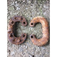 Ausgangsgusseisen-Linksplicer Industrielle Gebrauchsdekur Verrostete Metallbügel von TuckedAwayVintage