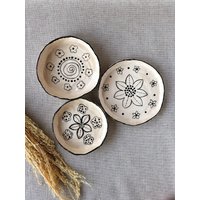 Handgefertigte Keramikschalen Set Handgemaltes Blumenmuster, 3Er Set Handgefertigte Keramikschalen Set Handgemaltes Blumenmuster, 3Er Set von TulayBingolCeramics