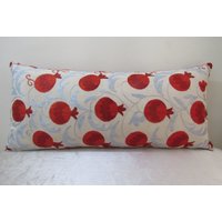 Suzani Kissen, Ikat Baumwoll Lendenkissen, Seide Stickerei 31 Zoll X 15 Zoll, Nr 52 von TulipRug