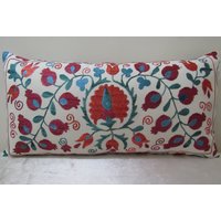 Suzani Kissen, Ikat Doppel-Seitenkissen, Lumbar Seide Stickerei Baumwolle 28 Zoll X 14 Zoll, Nr.87 von TulipRug