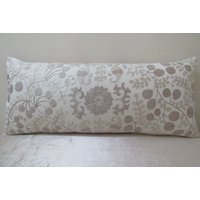 Suzani Kissen, Ikat Doppel-Seitenkissen, Lumbar Seide Stickerei Baumwolle 30 Zoll X 13 Zoll, Nr.75 von TulipRug