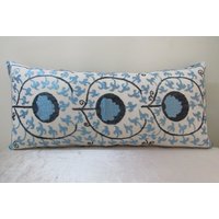 Suzani Kissen, Ikat Doppel-Seitenkissen, Lumbar Seide Stickerei Baumwolle 30 Zoll X 14 Zoll, Nr.53 von TulipRug