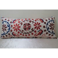 Suzani Kissen, Ikat Doppel-Seitenkissen, Lumbar Seide Stickerei Baumwolle 31 Zoll X 13 Zoll, Nr.49 von TulipRug