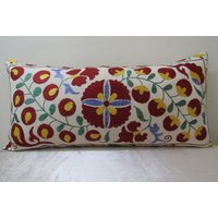 Suzani Kissen, Ikat Doppel-Seitenkissen, Lumbar Seide Stickerei Baumwolle 31 Zoll X 15 Zoll, Nr.50 von TulipRug