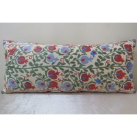 Suzani Kissen, Ikat Doppel-Seitenkissen, Lumbar Seide Stickerei Baumwolle 32 Zoll X 14 Zoll, Nr.59 von TulipRug