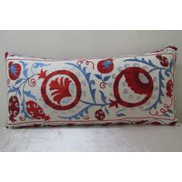 Suzani Kissen, Ikatkissen, Doppelseitenkissen, Lendenkissen, Seidenstickerei Kissen, Baumwolle Ikatkissen, 30 Inch X 14 Inch, No77 von TulipRug