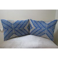 Versandkostenfrei, 16 Zoll X 24 Zoll, Seidensamt Ikat Kissen, Hand Loom Made Silk Velvet Ikat Kissenhüllen, Zwillingskissen, Ein Paar Kissen von TulipRug