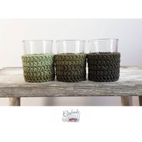 Windlichter Mit Gehäkeltem Überzug - 3Er-Set Kerzengläser Im Körbchen Umhäkelte Teelicht-Gläser Farbverlauf in Dunklen Grün-Tönen Windlichter Mit Gehäkeltem Überzug - 3Er-Set Kerzengläser Im Körbchen Umhäkelte Teelicht-Gläser Farbverlauf in Dunklen Grün-Tönen von TunellasGeschenke