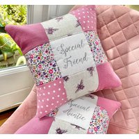 Besonderes Freund Patchwork Kissen Gesticktes Blumengeschenk von TuppennyHouseDesigns