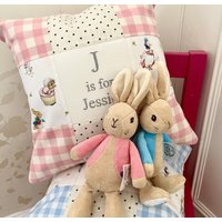 Peter Rabbit © Alphabet Kissen Gingham - Personalisiertes Baby Geschenk Beatrix Potter Kinderzimmer 1 von TuppennyHouseDesigns