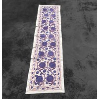 Blauer Häkeltischläufer Suzani Granatapfel Design, Handgemachte Dekoration von TurkishArtHistory