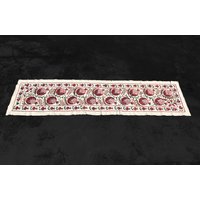 Handgefertigter Häkeltischläufer Granatapfel Blumenmuster von TurkishArtHistory
