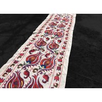 Handgemachter Häkeltischläufer Im Rote Tulpen Design von TurkishArtHistory